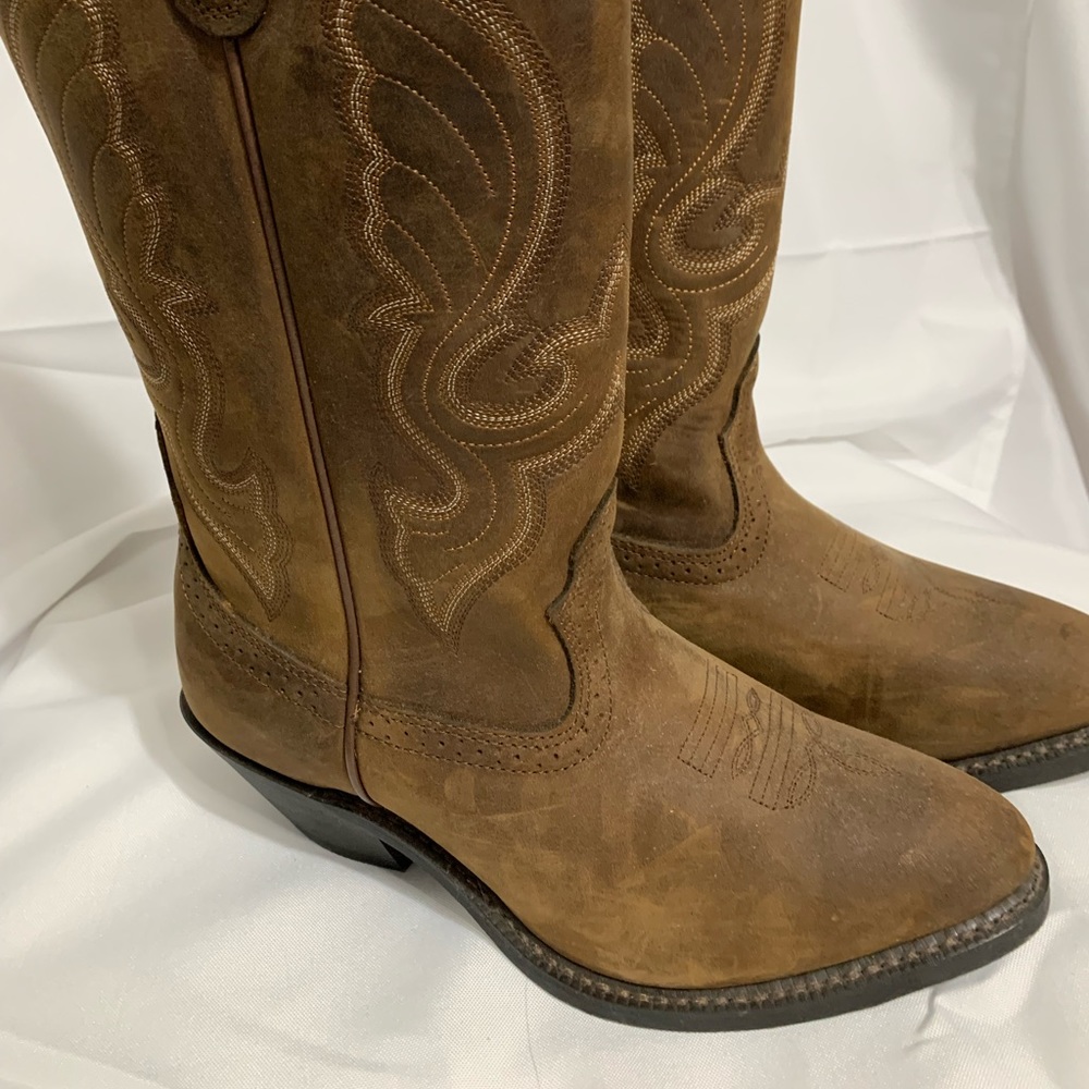 Size 8 womens brown cowboy boots.